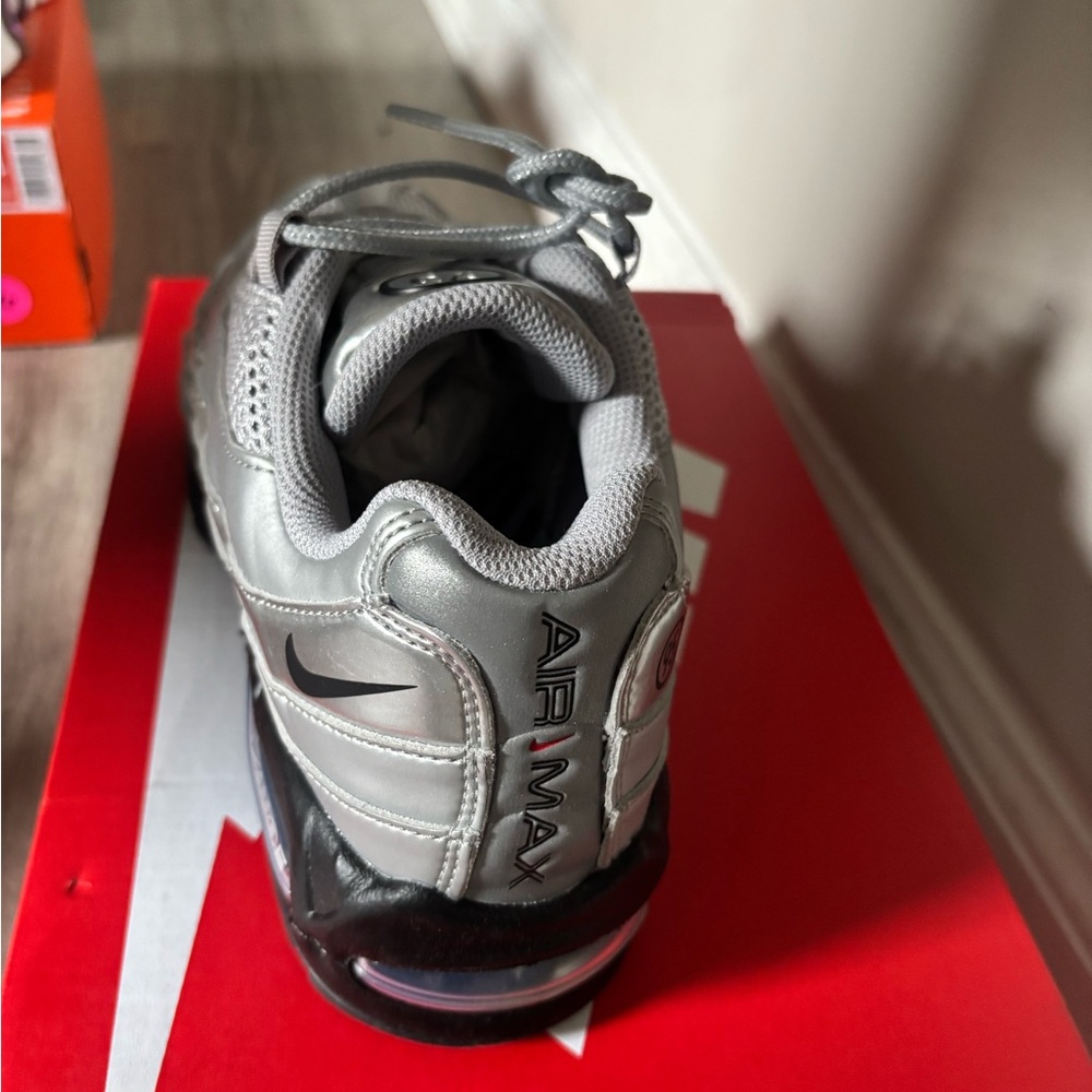Nike Silver and Black Air Max 95 Runner - Picture 3 of 4